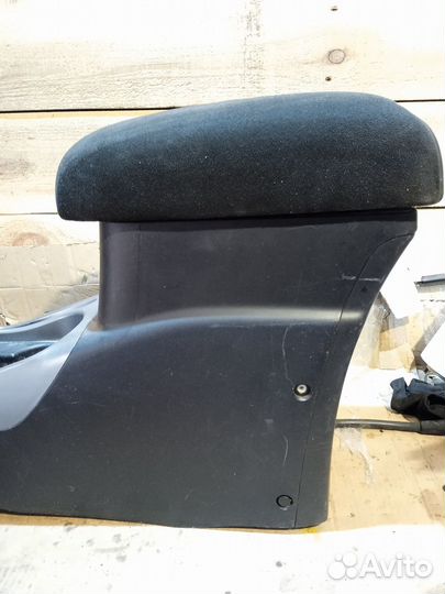 Консоль центральная (подлокотник) Mitsubishi Outla