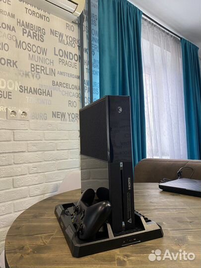 Xbox one с подставкой, геймпадом и играми