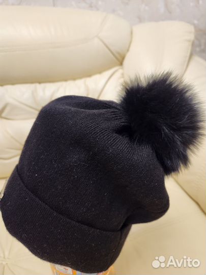 Шапка женская с помпоном из песца черная