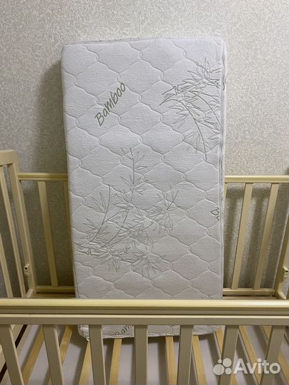 Детская кроватка с маятником