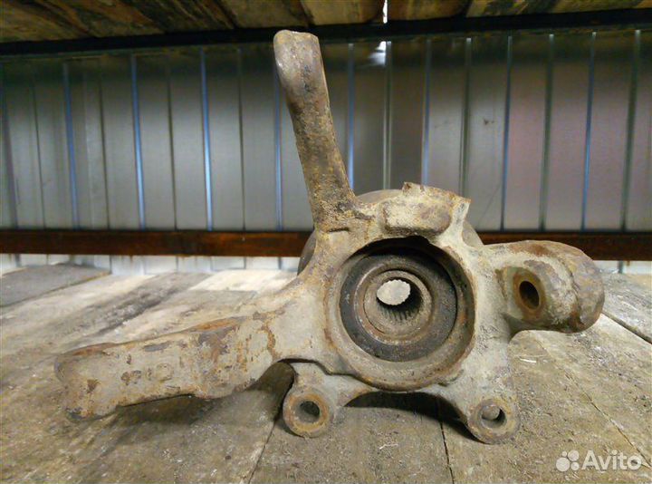 Кулак (цапфа) передний правый Nissan Almera N16