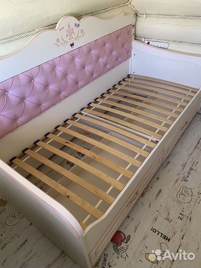 Кровать с выдвижными ящиками