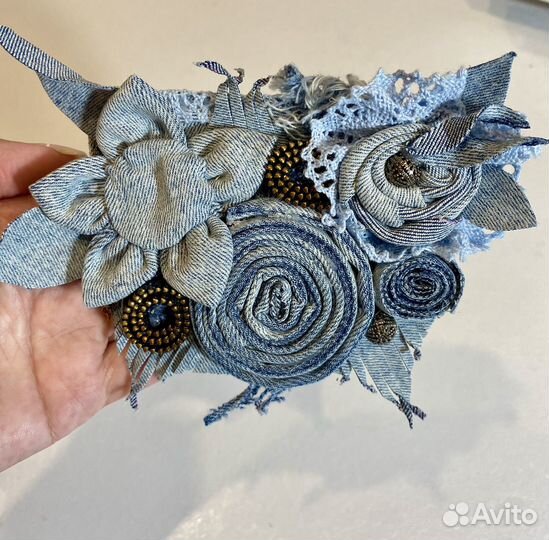 Текстильная брошь из джинсовой ткани
