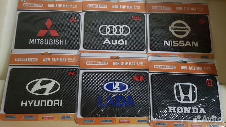 Антискользящий коврик на панель в авто