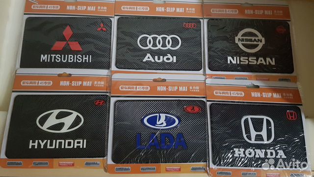 Антискользящий коврик на панель в авто