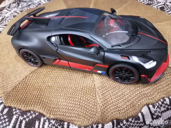 Bugatti Divo 1.24 машинка металлическая