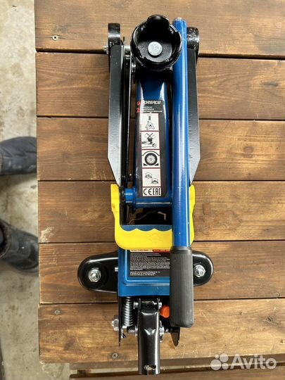 Домкрат подкатной