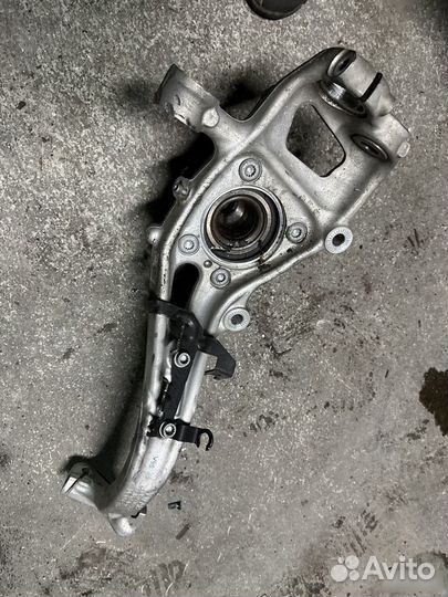 Audi a4b9 кулак передний левый в сборе б/у идеал