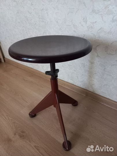 Табурет вращающийся для фортепиано