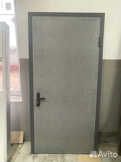 Заводская дверь с дермантином серого цвета
