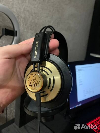 Студийные наушники AKG K121 Studio