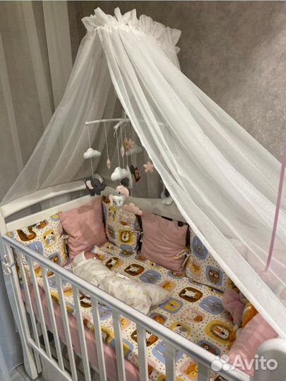 Детская кроватка с маятником и ящиком