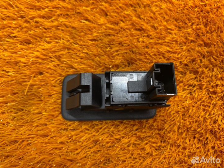 Кнопка стеклоподъемника передняя левая Volkswagen