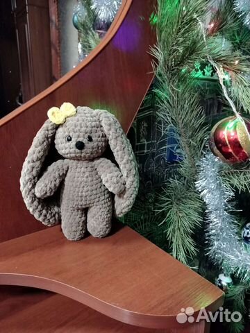 Плюшевый заяц вязаный