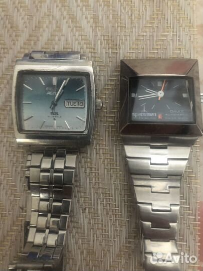 Старые часы в ассортименте