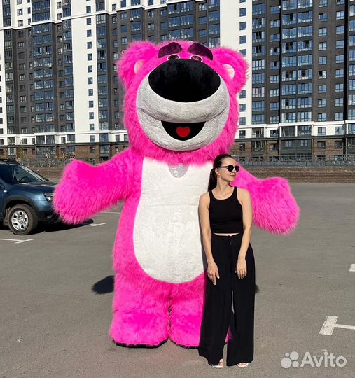 Розовый, белый большой медведь. Огромный мишка