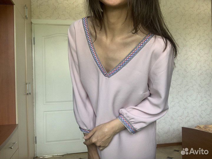 Платье розовое с вырезом 42 S