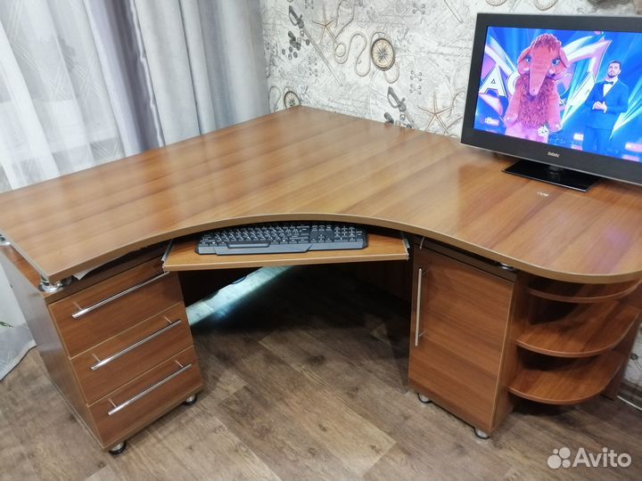 Письменный/компьютерный стол