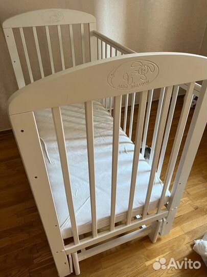 Детская кроватка с маятником