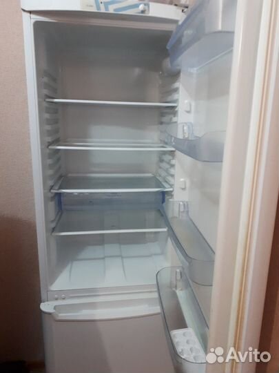 Холодильник Indesit