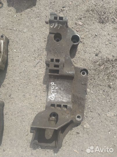 Кронштейн Шкода Октавия Тур