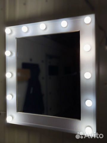 Гримерное зеркало с лампочками
