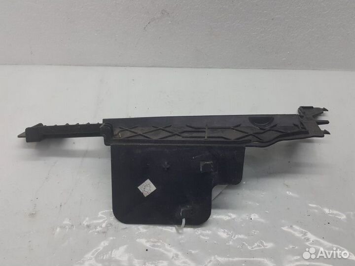 Дефлектор радиатора правый Renault Laguna