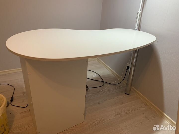 Маникюрный стол