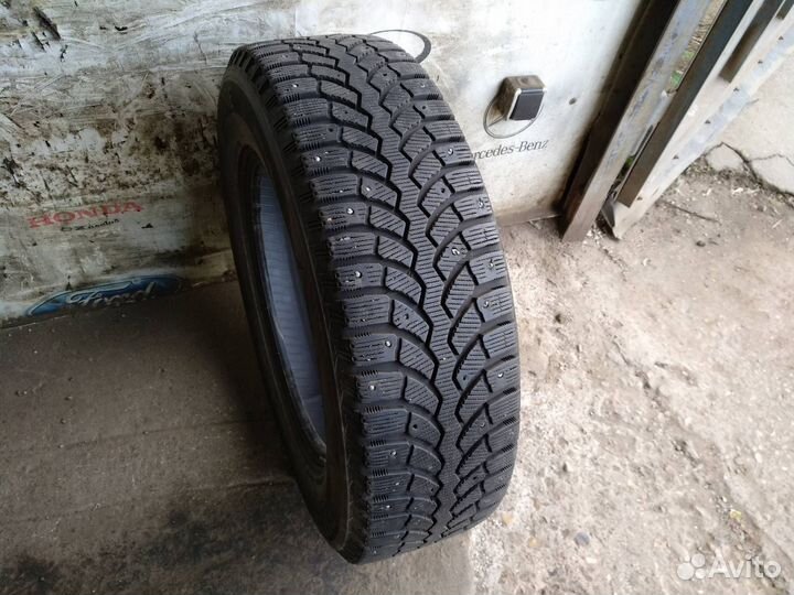Bridgestone Blizzak Spike-01 215/70 R16 100T