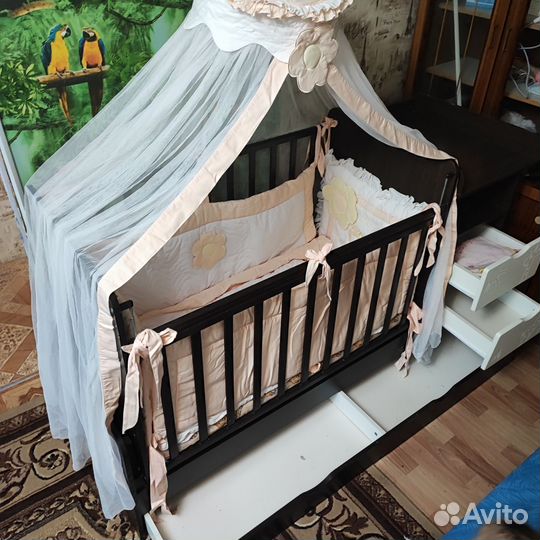 Детская кроватка с поперечным маятником