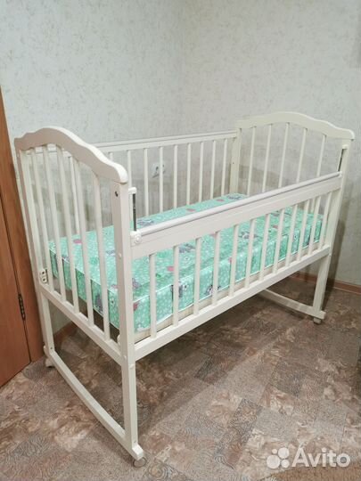 Детская кроватка из массива