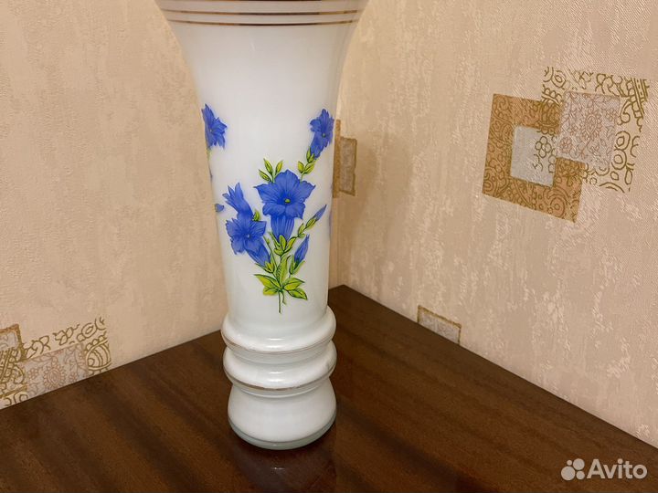 Ваза молочного стекла