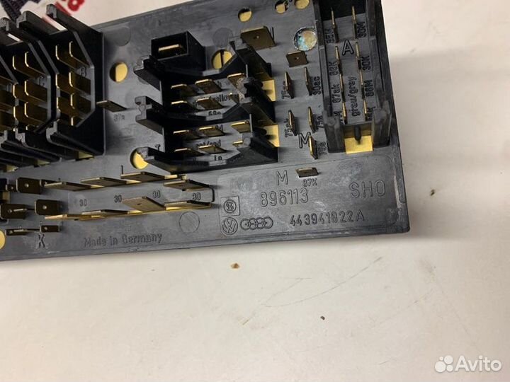 Блок предохранителей Audi 80 B3 седан 1989