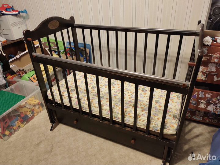 Детская кроватка с маятником