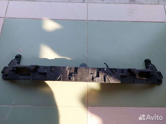 Кронштейн решетки радиатора Лексус LX