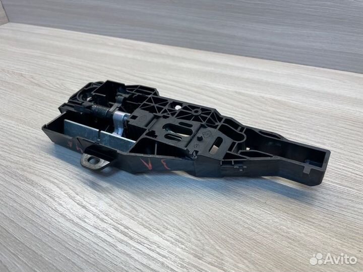 Кронштейн ручки двери левый LADA X-Ray