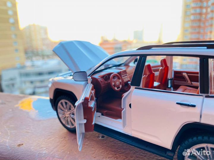 Модель металлическая Toyota Land Cruiser 300 Белый