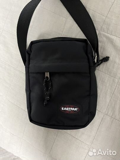 Черная сумка eastpak