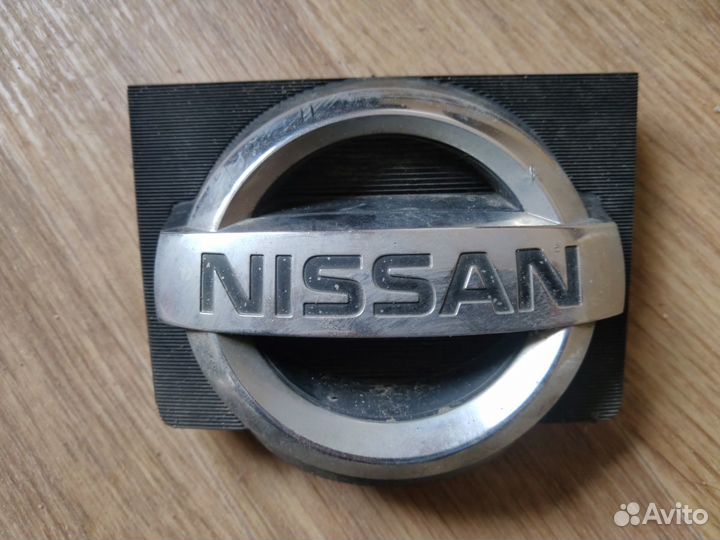 Эмблема бампера Ниссан Вингроад