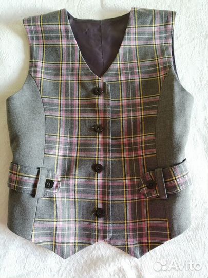 Жилет для девочки новый 140рр