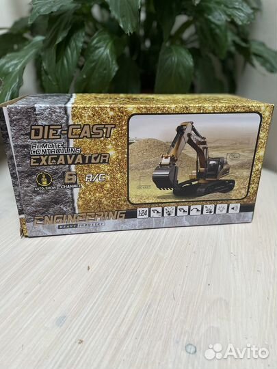 Экскаватор игрушка на пульте управления