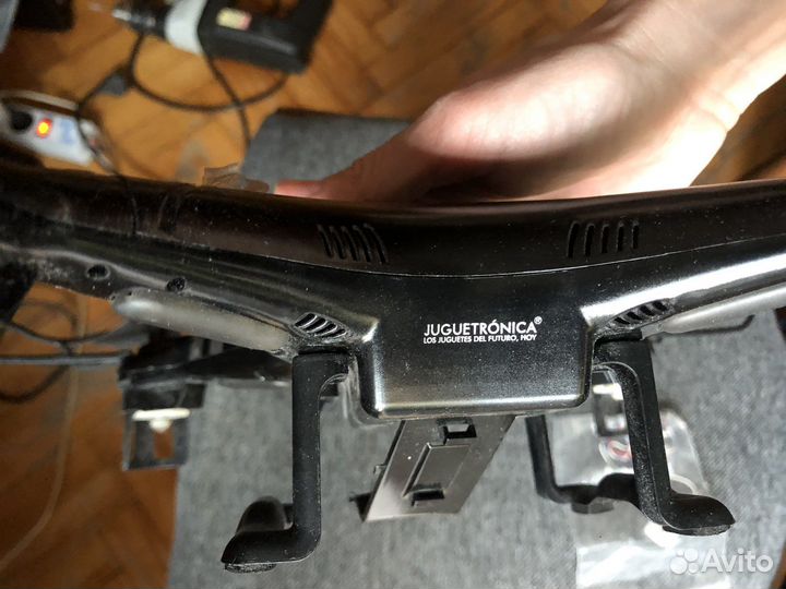 Игрушечный квадрокоптер и моторчики для лопастей