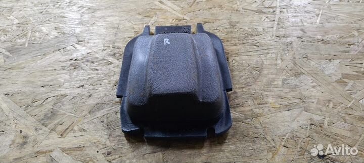 Карман под ремень безопасности в средн.прав.стойки