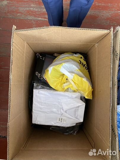 Две коробки с мужскими вещами