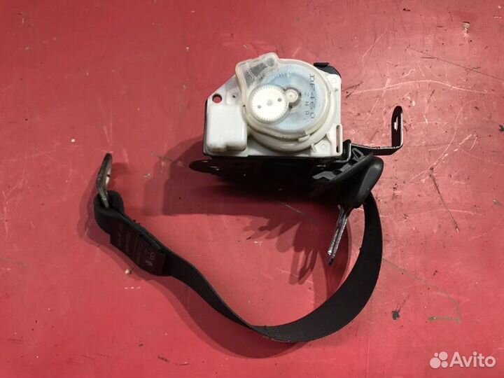 Ремень безопасности задний левый Toyota Avensis