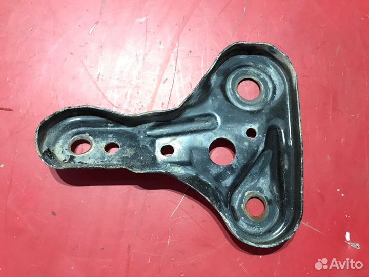 Кронштейн передний правый Mazda 6 GG L3C1 2004