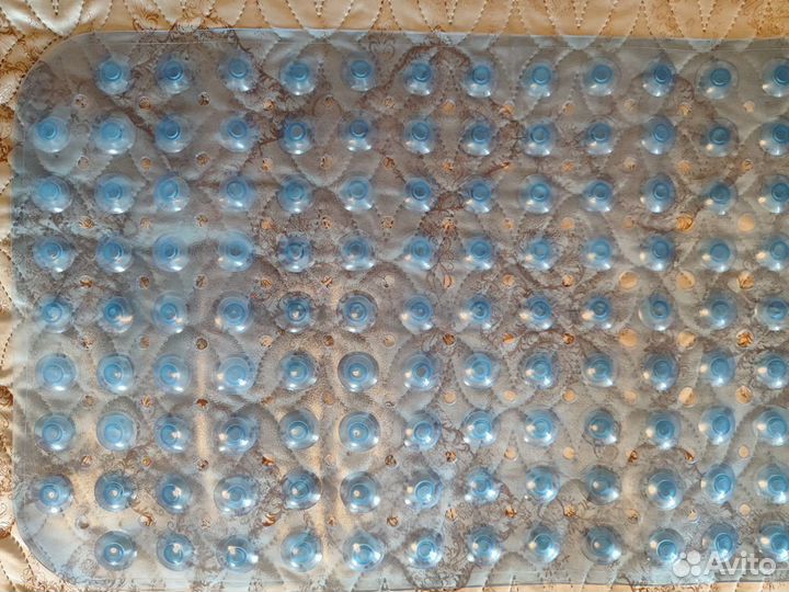 Противоскользящий коврик в ванну