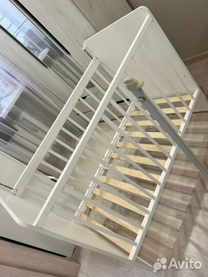 Кроватка для новорожденных с маятником