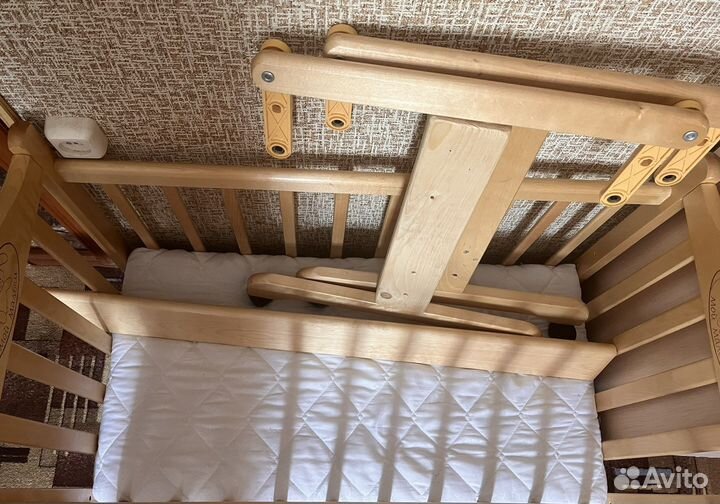 Детская кроватка с маятником