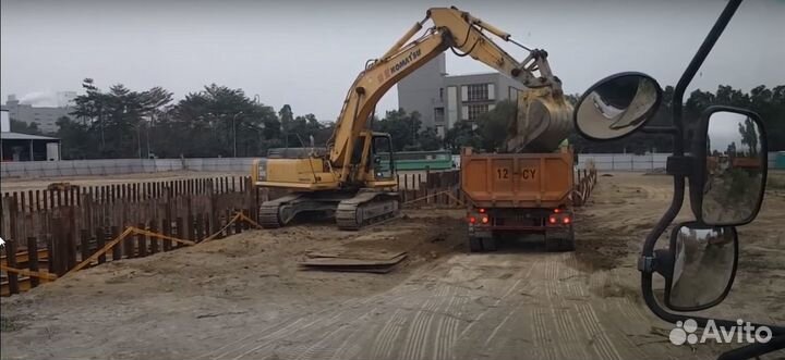 Гусеничный экскаватор